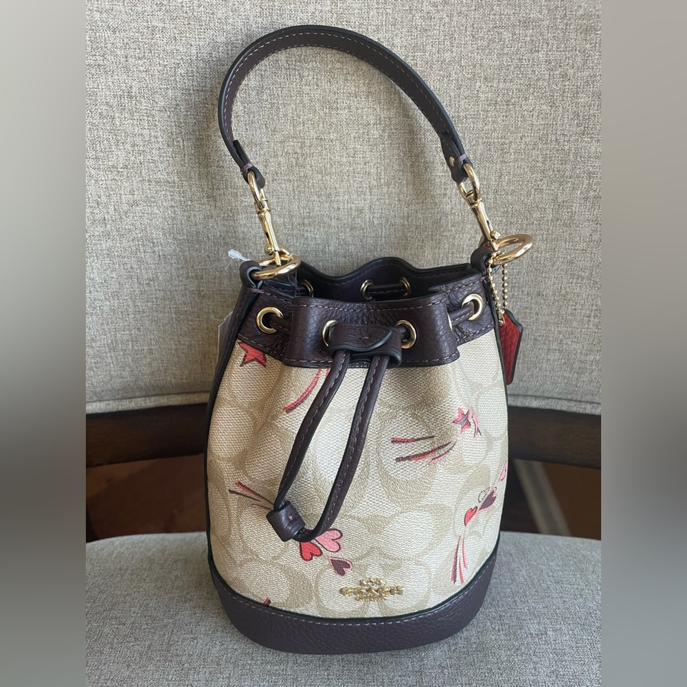 NWT！COACH MINI DEMPSEY BUCKET BAG IN SIGNATURE CANVAS WITH HEART AND STAR（CK524）